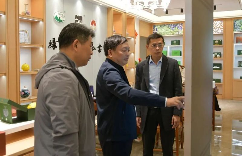 有关于他笑着说:茶是热的,饭是香的的内容(4)