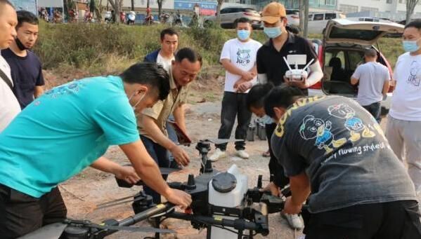 关于云南思茅组织植保无人机培训 动动手指管理几百亩茶园的相关内容(2)