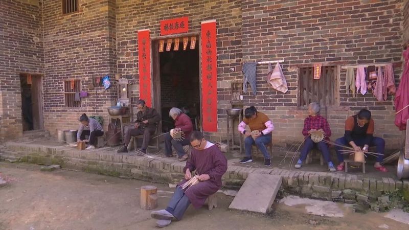 有关于广西梧州茶厂有限公司:小竹筐 凝聚六堡醇厚 装载茶农幸福的最新消息(1)