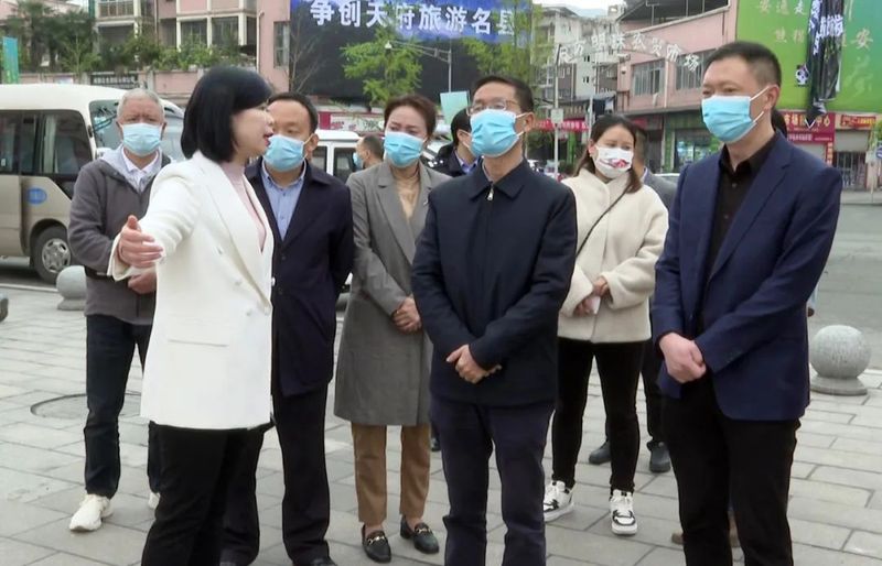 有关于余云峰调研2022年春季蒙顶山茶产品营销新闻通气会筹备工作时强调:打出亮丽“名片” 不断提升名山知名度 美誉度和影(1)