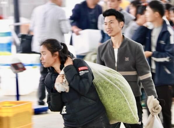 关于独山县:万亩春茶开采一周 市场交易行情火爆的内容(4)