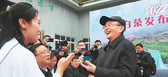 关于四川广元：青川“白叶一号”首次大规模采摘 第一杯茶敬“浙江亲人”的相关内容(1)