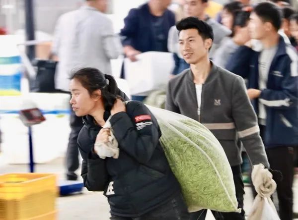 有关于独山县:万亩春茶开采一周,市场交易行情火爆的相关信息(6)