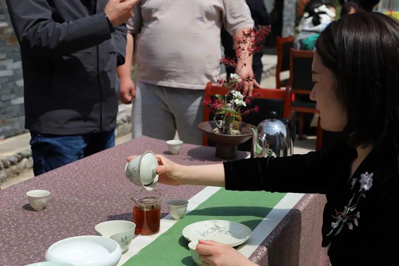 关于探寻源头好茶品味高香祁红:祁眉·祁门红茶云采摘节圆满举行的新闻(6)