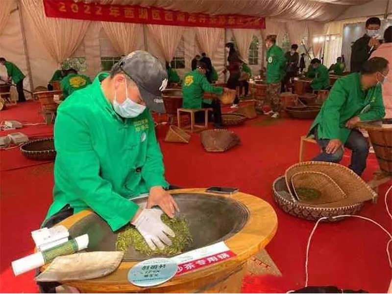 有关于浙江茶界：杭州西湖龙井炒茶大赛41人竞逐“炒茶王”传非遗技艺的最新消息(1)