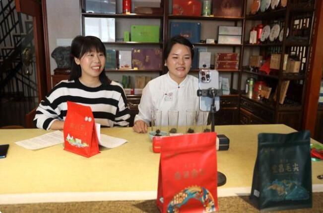有关于湖北宜昌:百余名网络主播为三峡夷陵春茶代言的资讯(10)