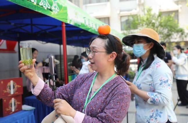 有关于湖北宜昌:百余名网络主播为三峡夷陵春茶代言的资讯(7)