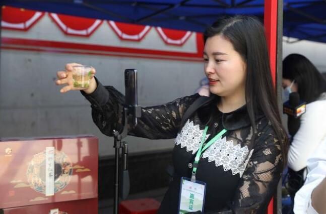 有关于湖北宜昌:百余名网络主播为三峡夷陵春茶代言的资讯(8)