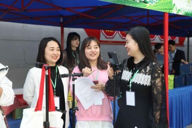 有关于湖北宜昌:百余名网络主播为三峡夷陵春茶代言的资讯(2)