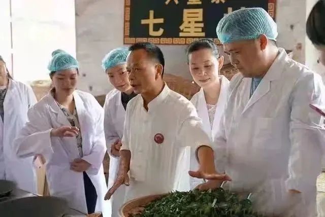 关于劳模＋工匠，创新发展模式，做大做强六堡茶产业的新闻(2)
