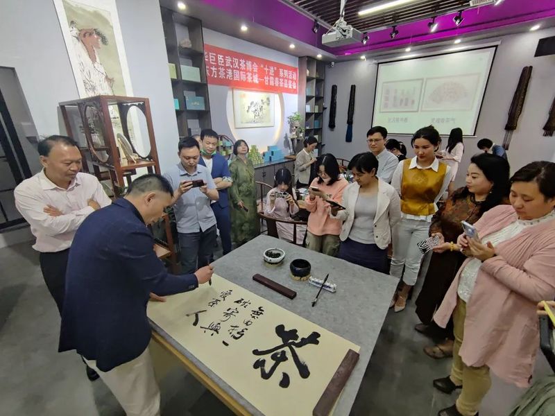 有关于全民饮茶日 ： 华巨臣武汉茶博会“十进”系列活动隆重举行！的新闻(7)