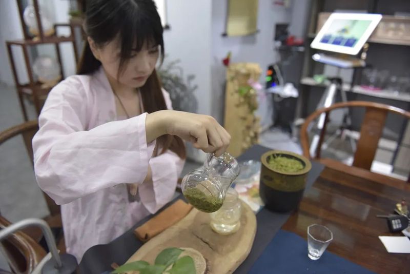有关于全民饮茶日 ： 华巨臣武汉茶博会“十进”系列活动隆重举行！的新闻(9)