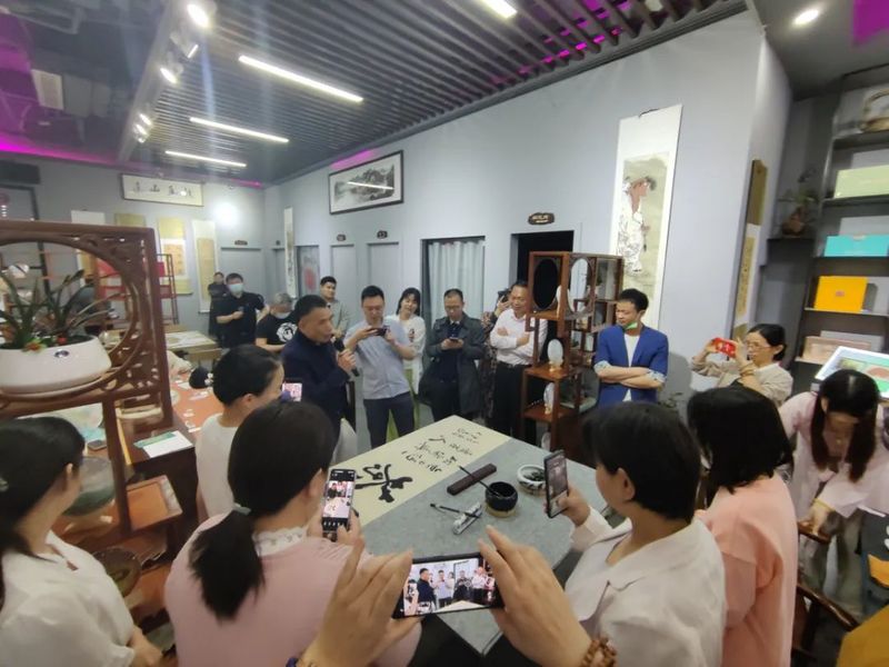 有关于全民饮茶日 ： 华巨臣武汉茶博会“十进”系列活动隆重举行！的新闻(1)