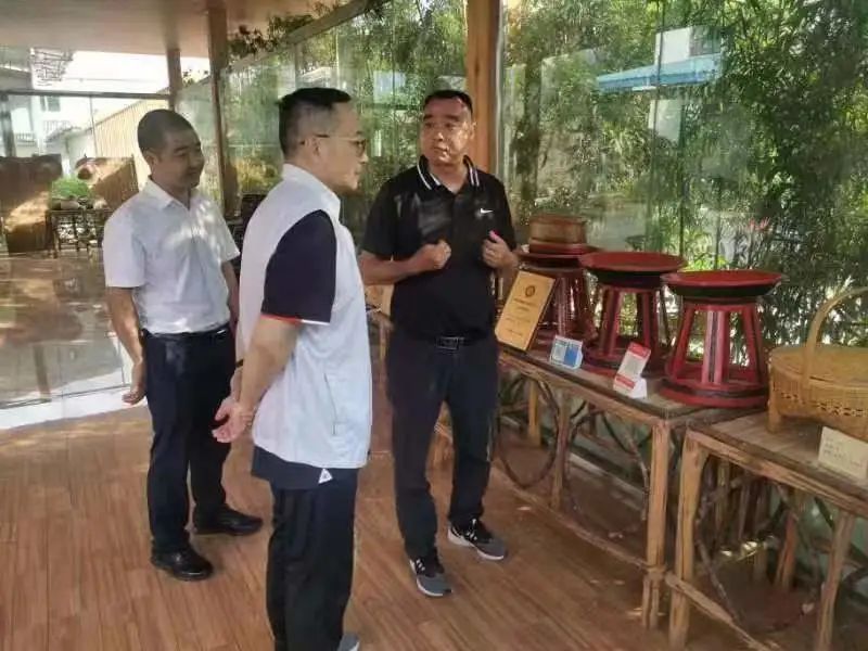 关于云南省人民政府参事张祖林到普洱、临沧等地考察调研普洱茶产业的消息(3)