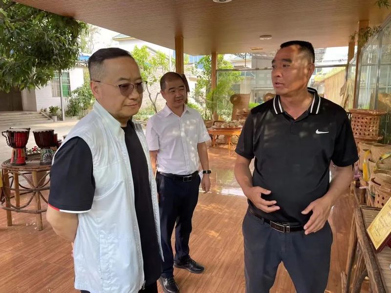 关于云南省人民政府参事张祖林到普洱、临沧等地考察调研普洱茶产业的消息(2)