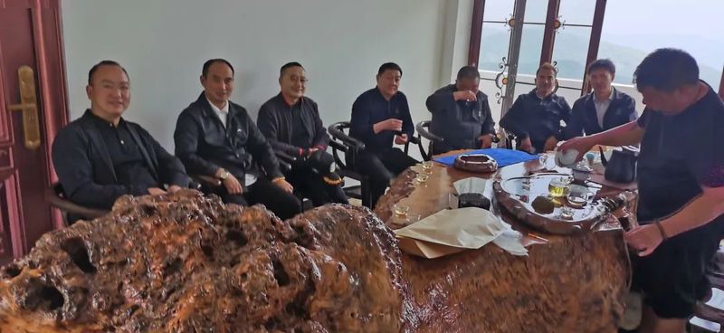 关于云南省人民政府参事张祖林到普洱、临沧等地考察调研普洱茶产业的消息(10)