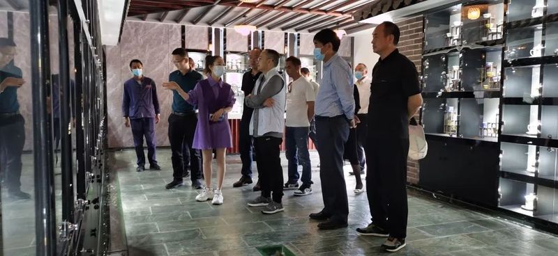 关于云南省人民政府参事张祖林到普洱、临沧等地考察调研普洱茶产业的消息(4)