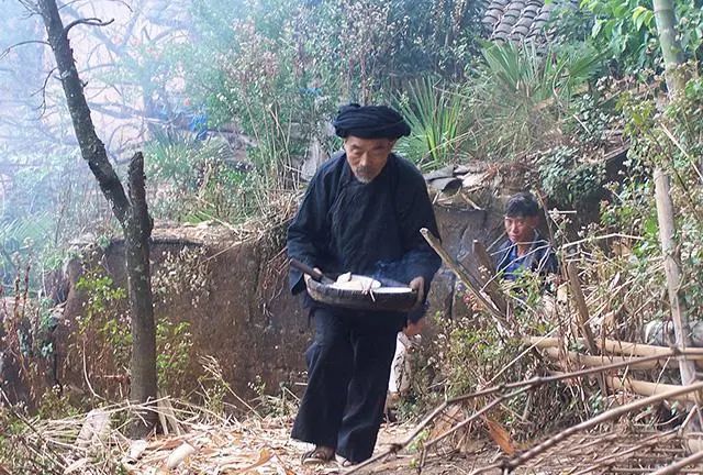 有关于彝族支系俐侎人“祭茶祖”的最新消息(2)