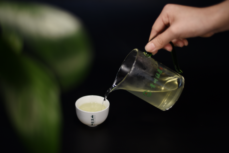 关于“国际茶日”在即 “贵州绿茶”品茗点率先亮相南明区核心商圈的消息(4)