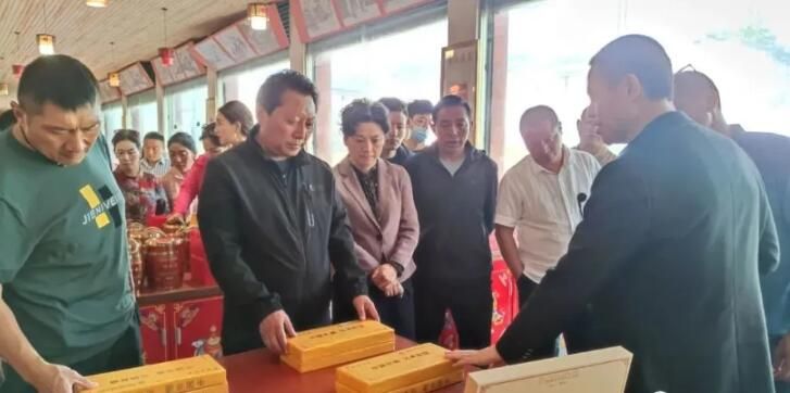 关于玉树市政协主席成林求培来雨考察藏茶产业发展的内容