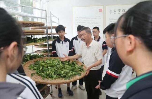 有关于武夷山 手工制茶上课堂 茶乡教育更出彩的相关内容(1)