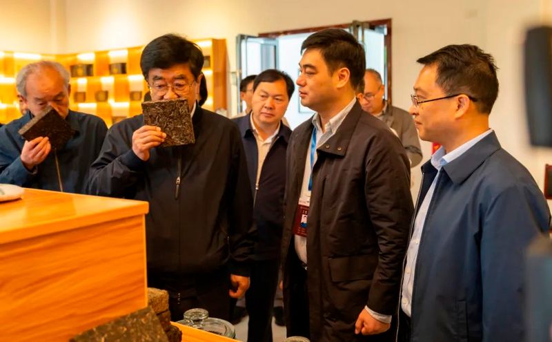 有关于慕德贵来湄潭调研要求：确保第14届贵州茶博会办出成效办出特色的资讯(3)