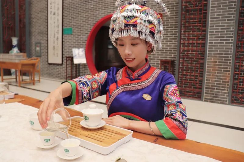 有关于4名女茶艺师变身女主播卖茶叶——五峰“直播女团”一个月带货超百万的消息(5)