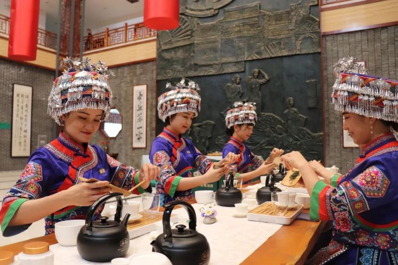 有关于4名女茶艺师变身女主播卖茶叶——五峰“直播女团”一个月带货超百万的消息(6)