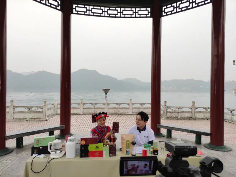 有关于4名女茶艺师变身女主播卖茶叶——五峰“直播女团”一个月带货超百万的消息(2)