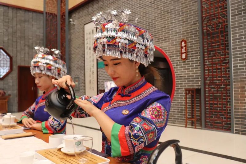 有关于4名女茶艺师变身女主播卖茶叶——五峰“直播女团”一个月带货超百万的消息(3)