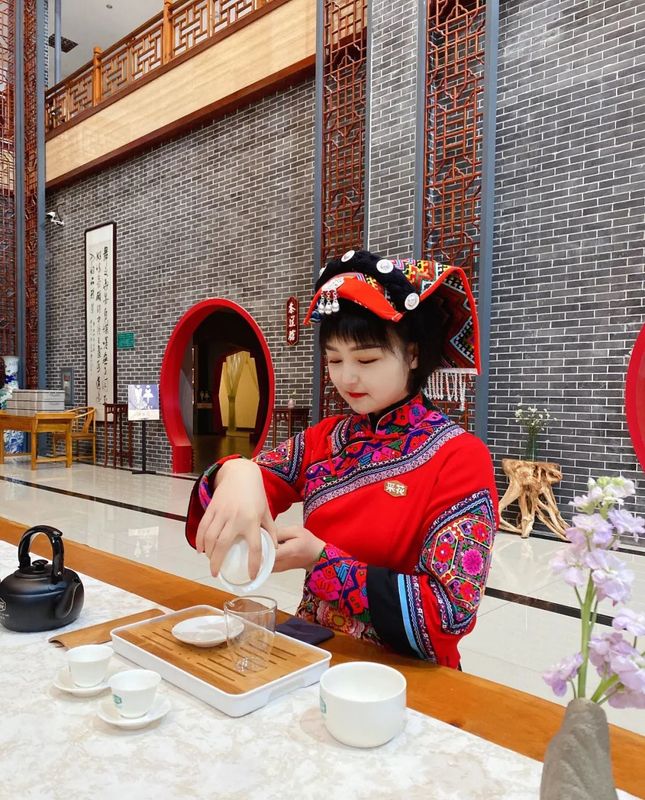 有关于4名女茶艺师变身女主播卖茶叶——五峰“直播女团”一个月带货超百万的消息(4)