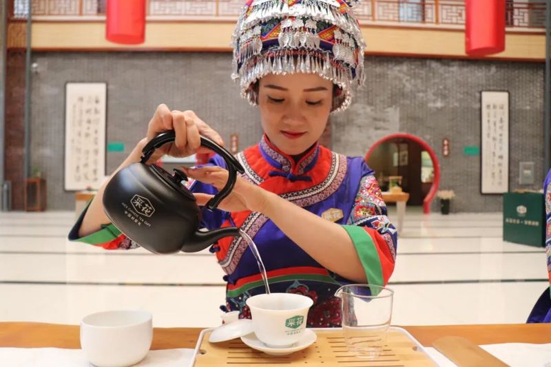 有关于4名女茶艺师变身女主播卖茶叶——五峰“直播女团”一个月带货超百万的消息