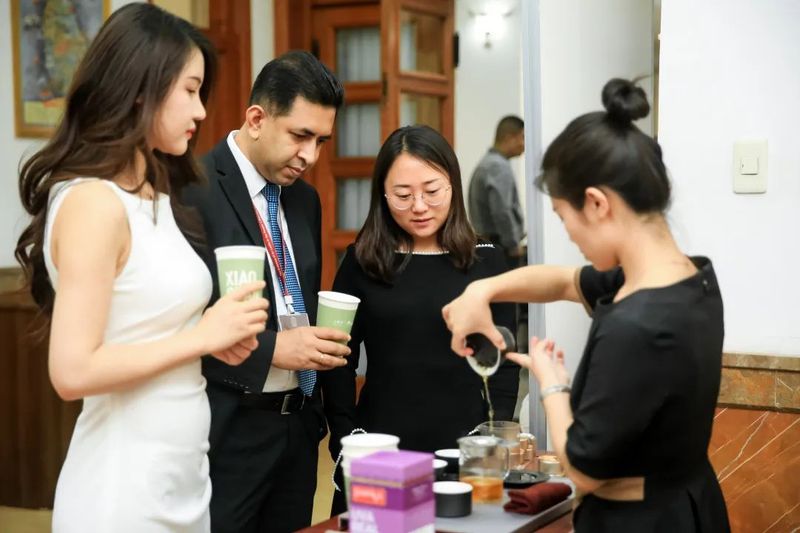 关于这杯茶，敬中斯友谊！“红”遍全球的异姓兄弟在此相遇！的新闻(7)