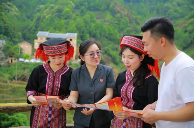 关于广西苍梧县法院“法律服务团”护航六堡茶产业发展纪事的新闻(14)