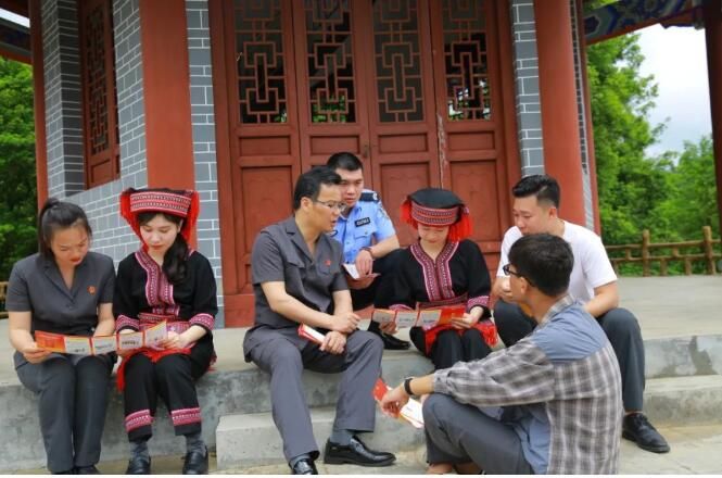 关于广西苍梧县法院“法律服务团”护航六堡茶产业发展纪事的新闻(8)