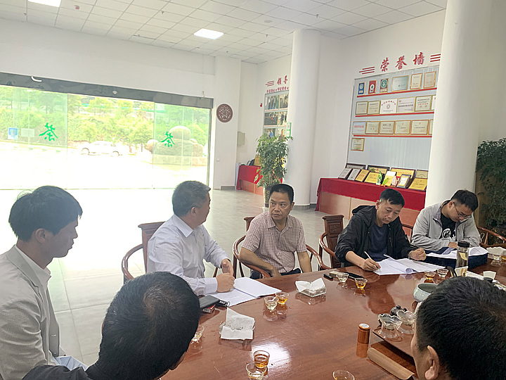 关于晴隆县人大调研组赴大厂、碧痕、沙子调研茶产业的新闻(2)