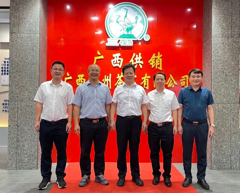 有关于共同打造茶产业 实现互利共赢 ,李彤华与自治区供销社就梧州茶厂入驻六堡茶集聚区进行座谈的信息(2)