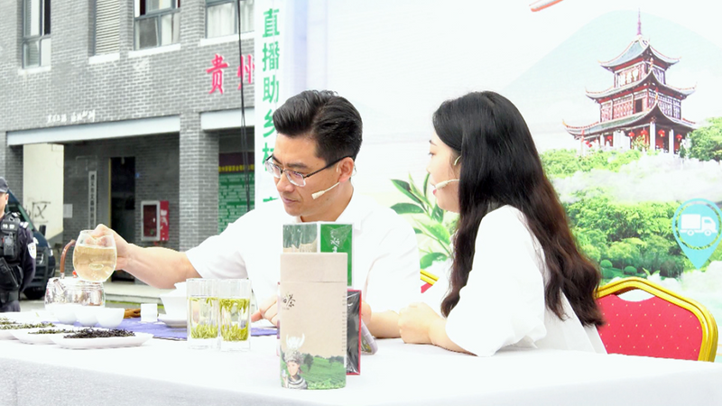 有关于张正伟作客茶博会直播间 推介凤冈锌硒茶的资讯