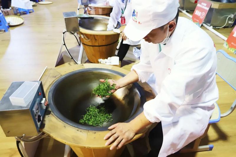 有关于高手云集!2022安徽省首届茶叶加工工职业技能大赛正式开赛!的信息(12)