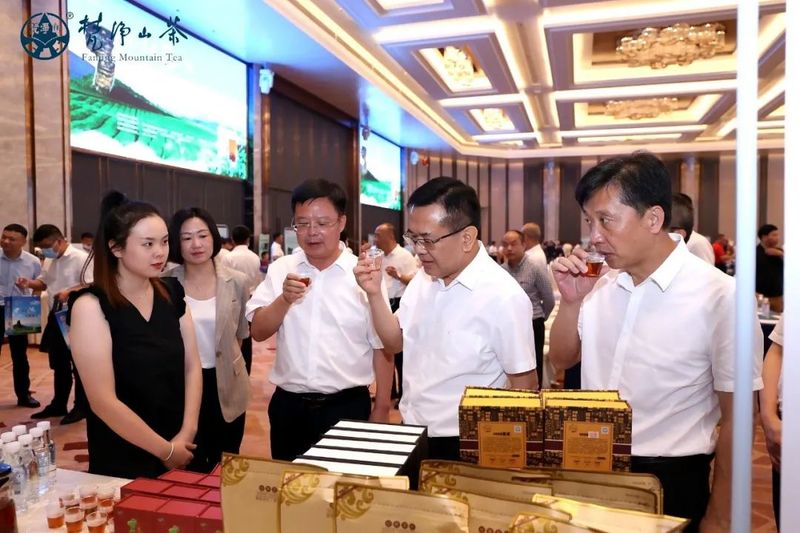 有关于贵州铜仁生态茶产业东莞招商推介会圆满举行的消息(8)