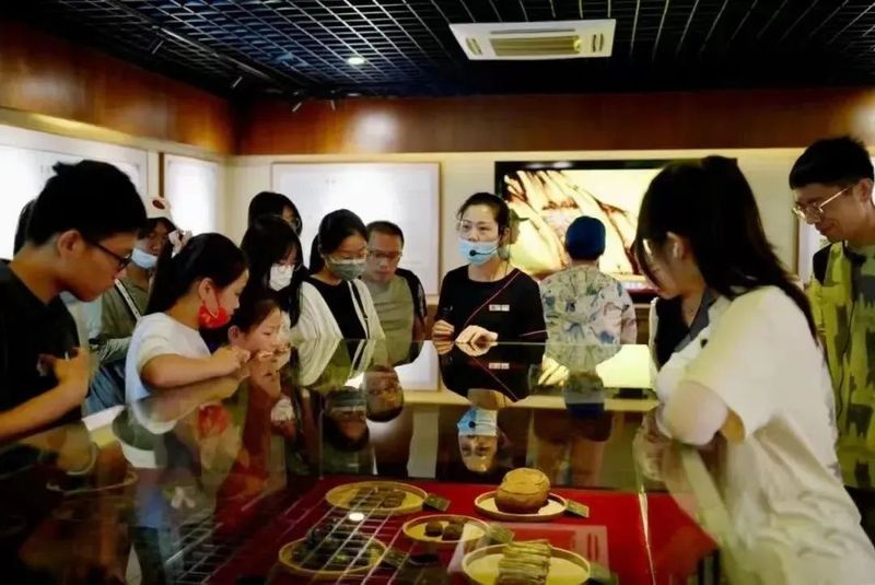 有关于武夷山:南平市中小学师生30多人走进武夷山开展研学游的信息(2)