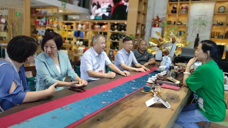 关于福鼎市茶产业发展领导小组领导莅临河南国香茶城视察白茶企业的最新消息(6)