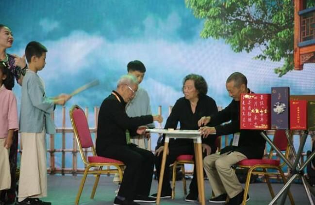 有关于湖南省第十四届茶博会新化茶寿老人演绎情景剧“人气爆棚”的内容(2)