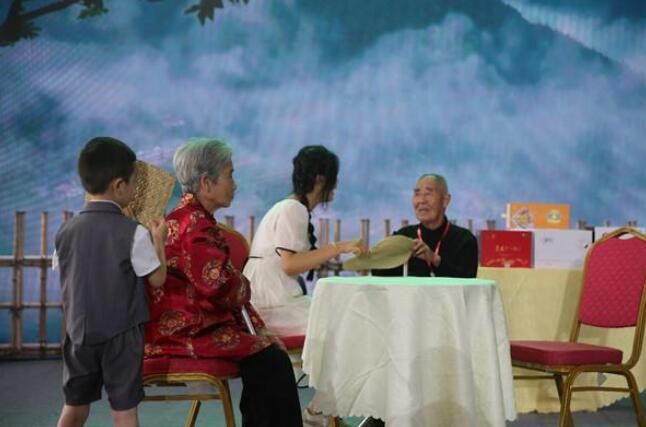 有关于湖南省第十四届茶博会新化茶寿老人演绎情景剧“人气爆棚”的内容(1)