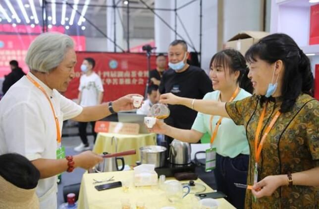 有关于湖南省第十四届茶博会新化茶寿老人演绎情景剧“人气爆棚”的内容(5)