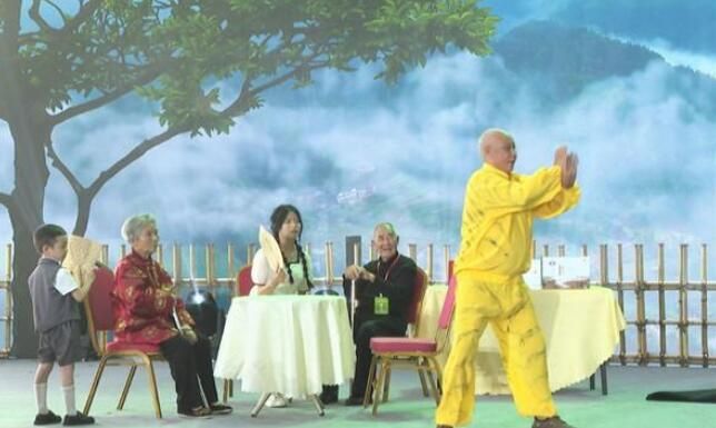 有关于湖南省第十四届茶博会新化茶寿老人演绎情景剧“人气爆棚”的内容(3)
