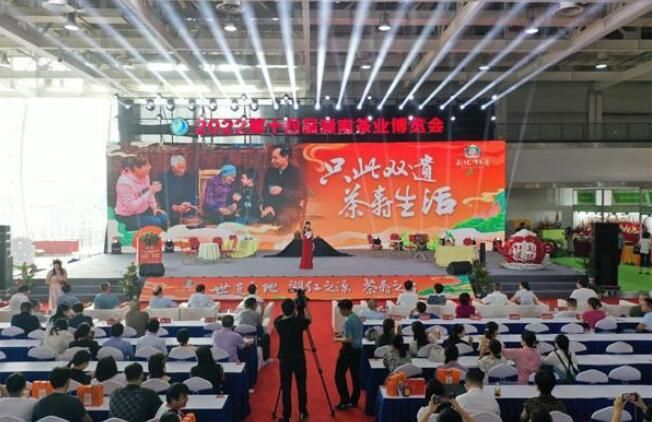 有关于湖南省第十四届茶博会新化茶寿老人演绎情景剧“人气爆棚”的内容
