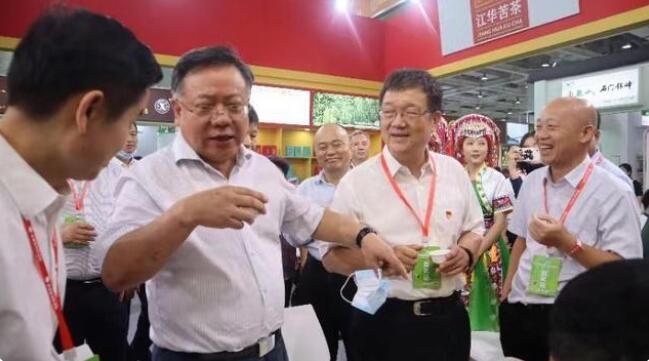 关于冷泡茶受青睐,第十四届湖南茶博会签订意向订单17.8亿的新闻
