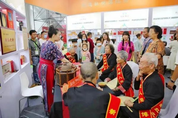 关于 赣茶融媒体探访第十四届湖南茶业博览会 品“五彩湘茶”的相关信息(12)