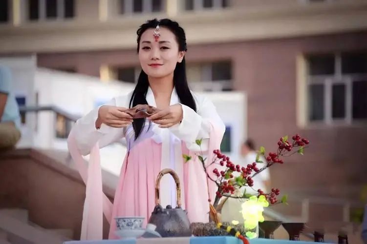 关于中国茶文化国际推广大使王霏被雅安市委市政府特聘为茶文化宣传推广大使的新闻(3)